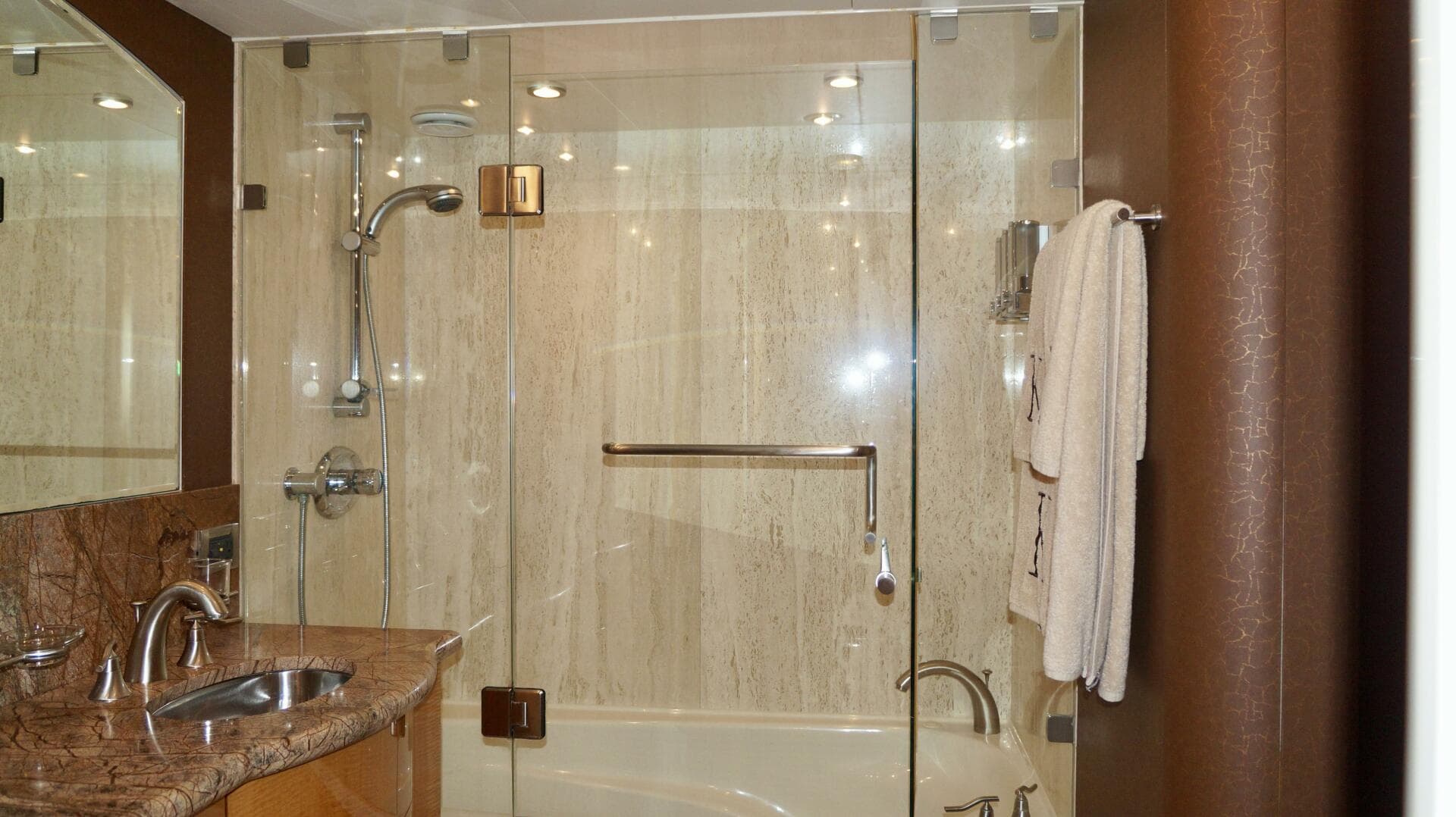 2007 Lazzara 74 Motor Yacht Kathleen