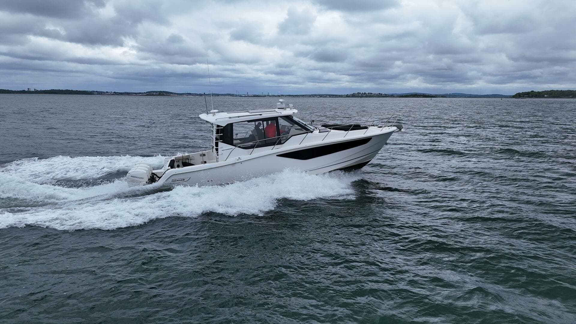 2021 Boston Whaler 405 Conquest