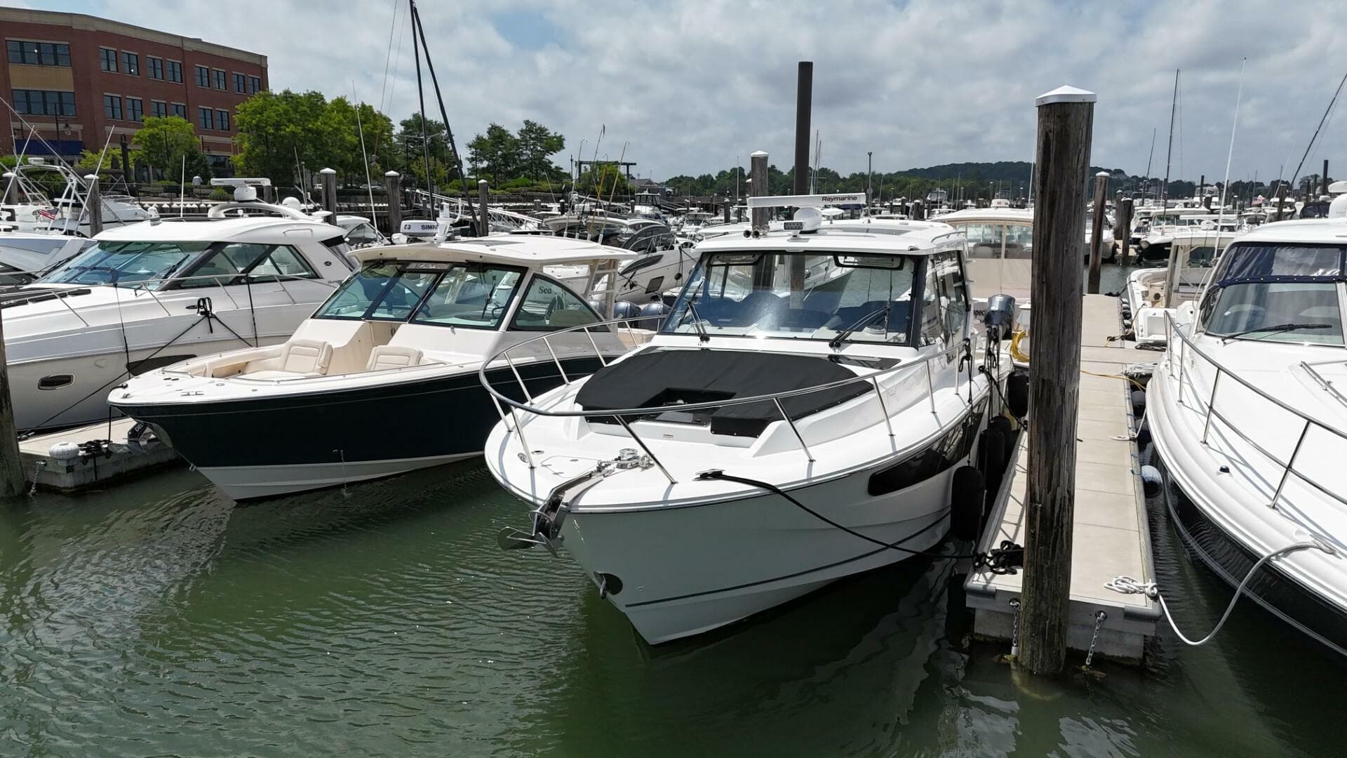 2021 Boston Whaler 405 Conquest