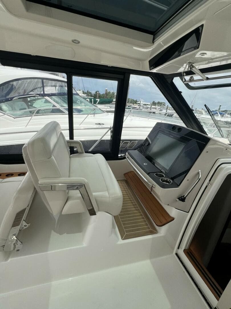 2021 Boston Whaler 405 Conquest