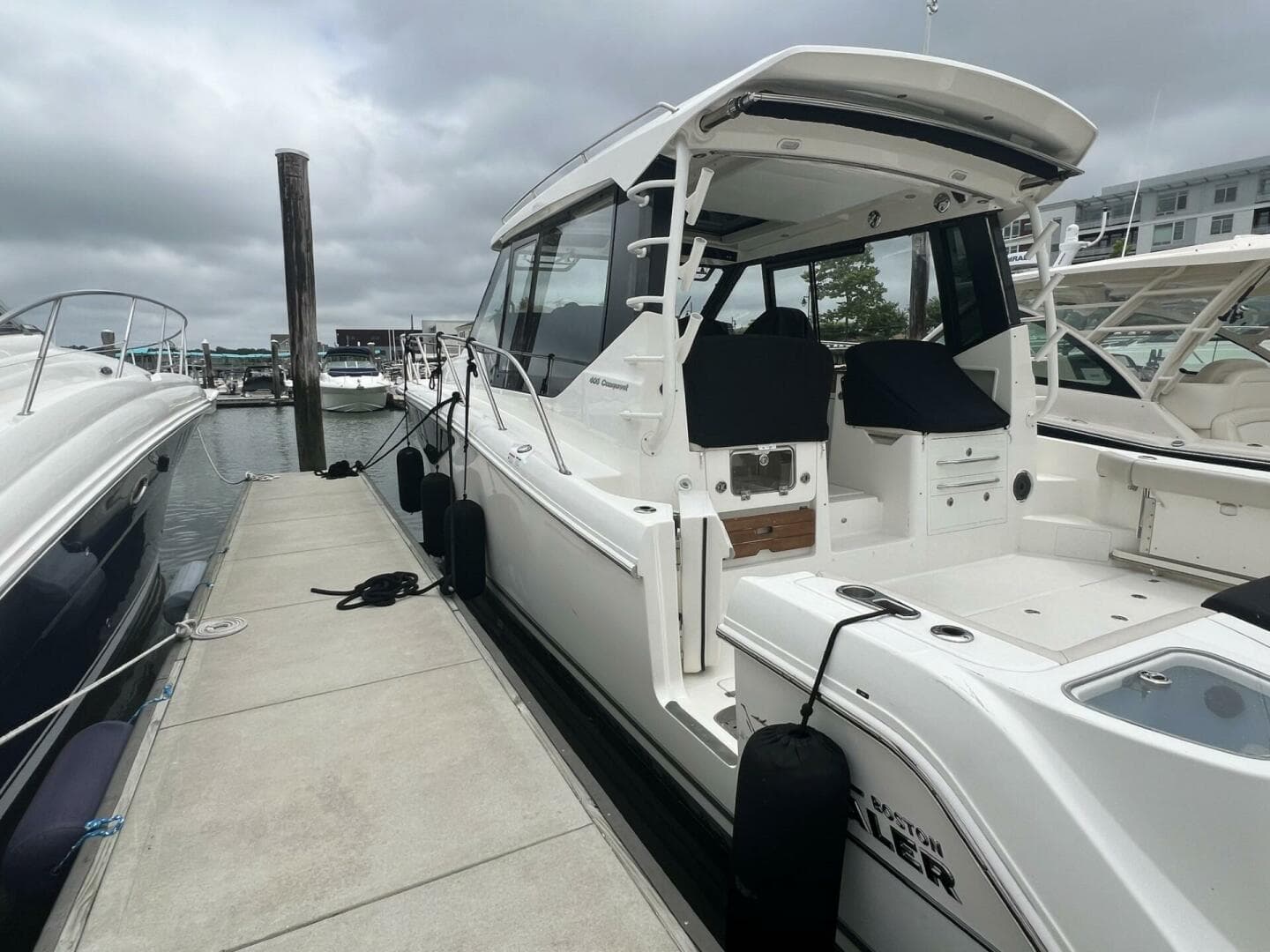 2021 Boston Whaler 405 Conquest