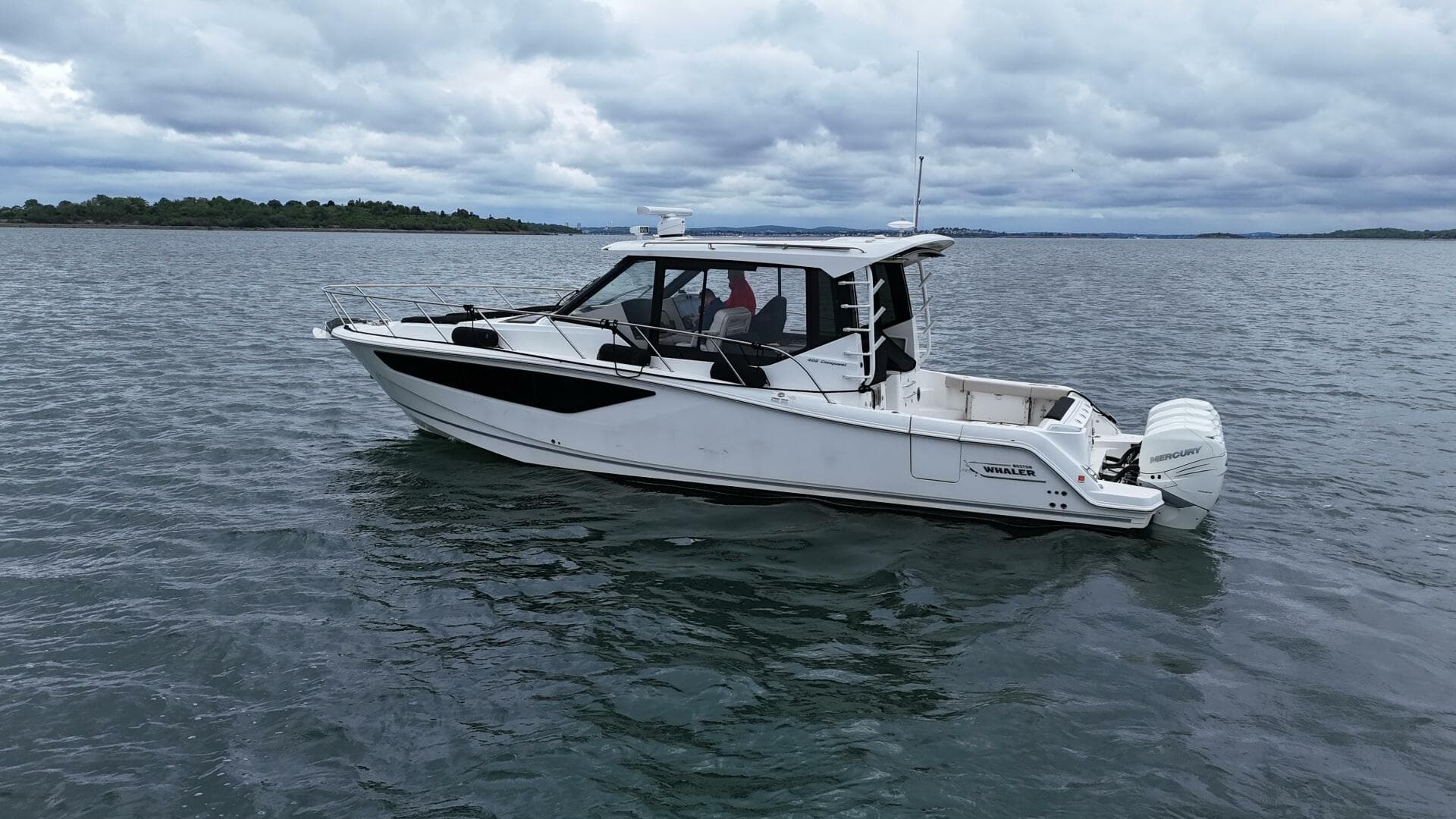 2021 Boston Whaler 405 Conquest