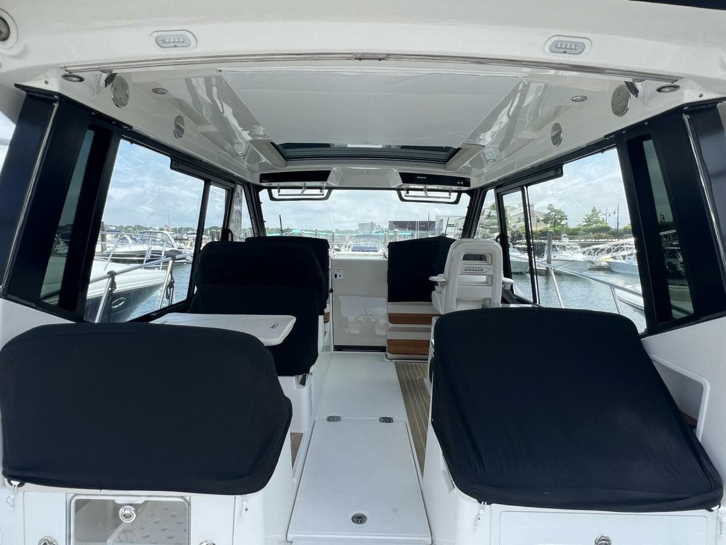 2021 Boston Whaler 405 Conquest