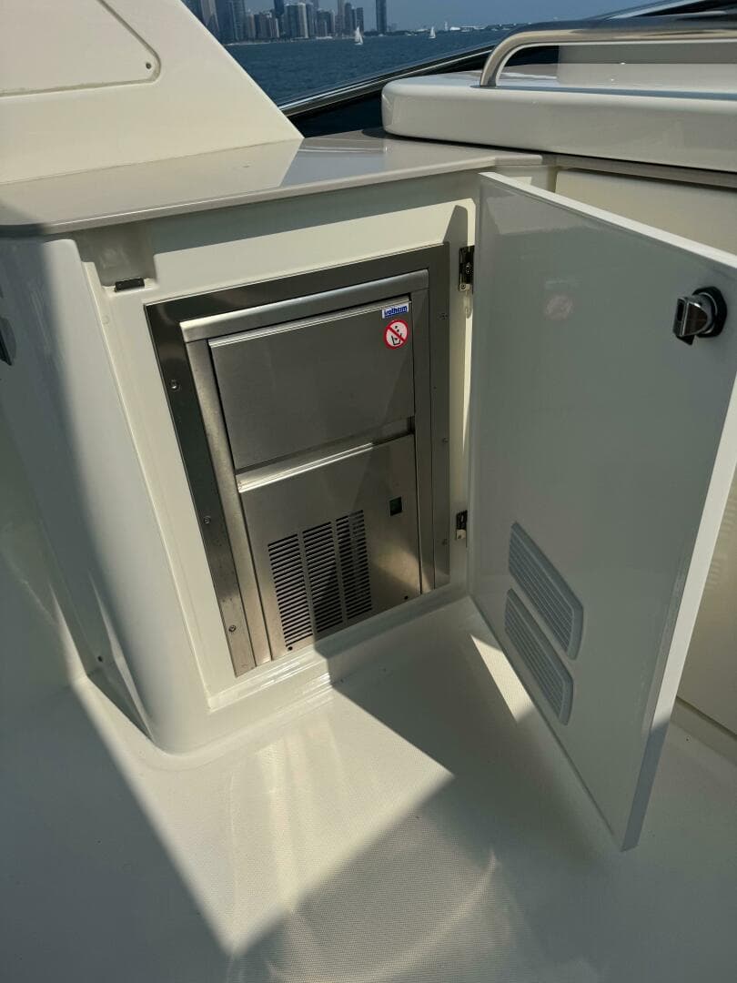 2023 Absolute 52 Navetta