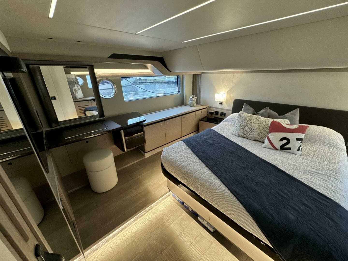2023 Absolute 52 Navetta