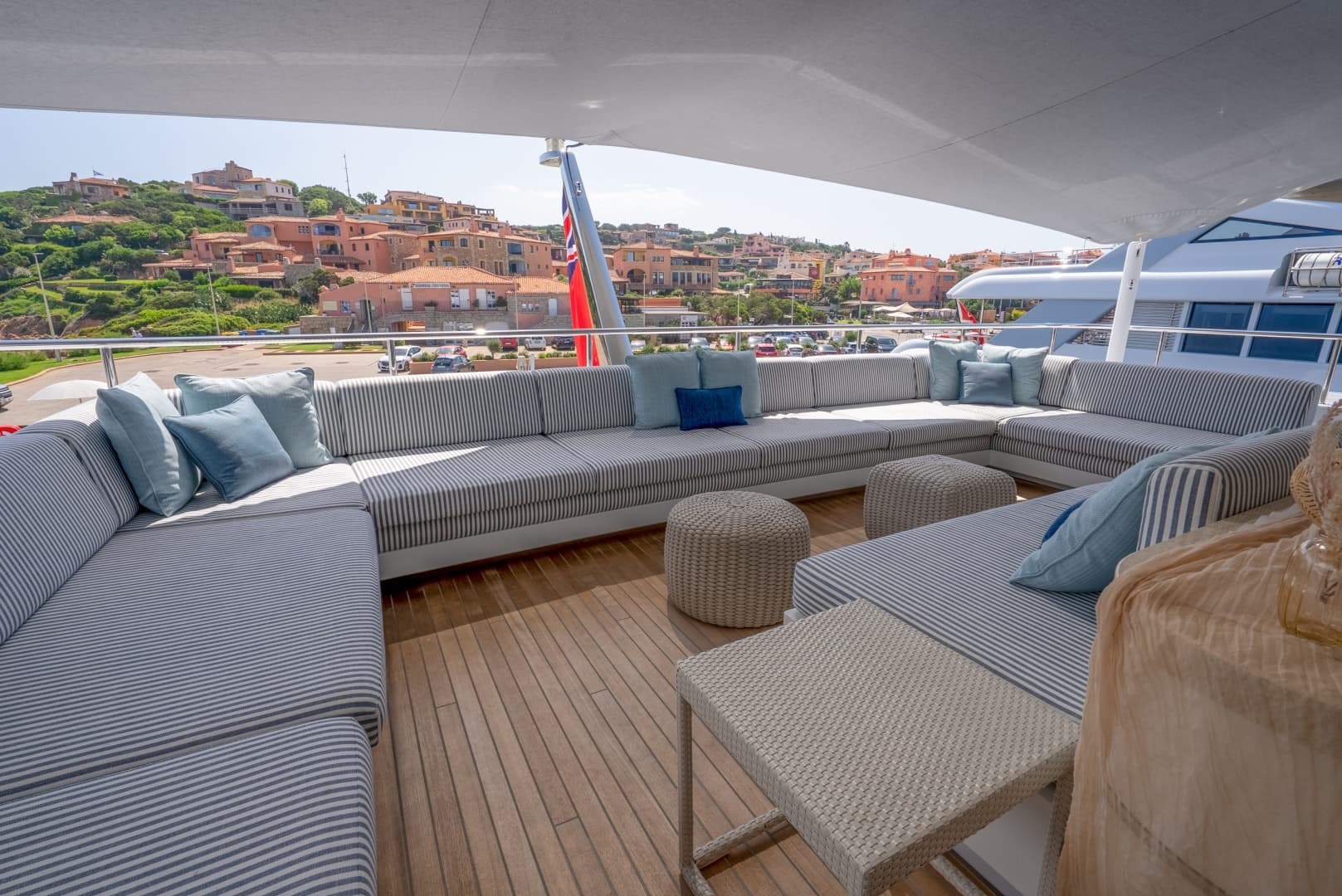 Loon 221' Skylounge Deck Aft Lounge Area (2)