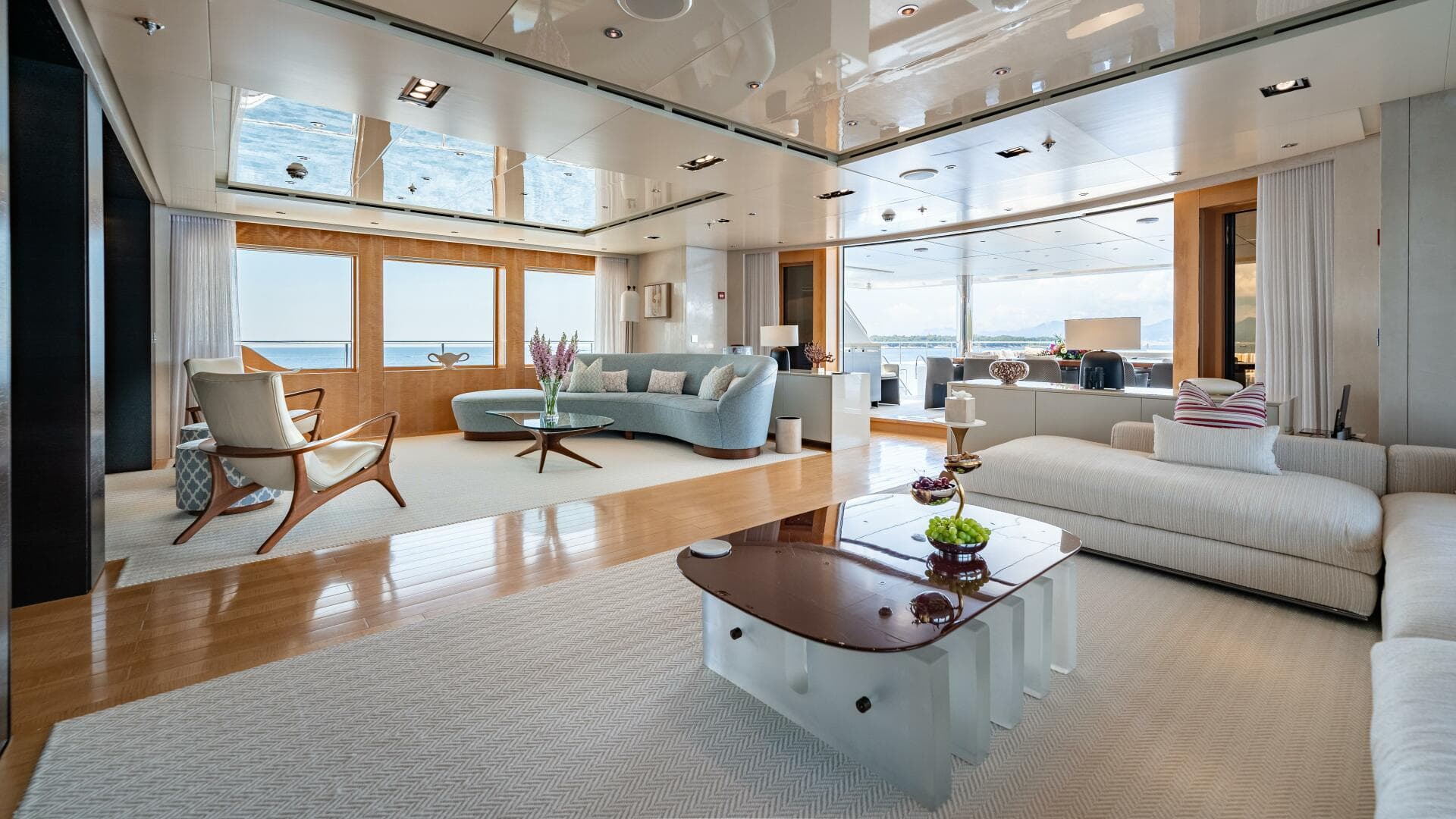 Loon 221' Skylounge Deck Salon