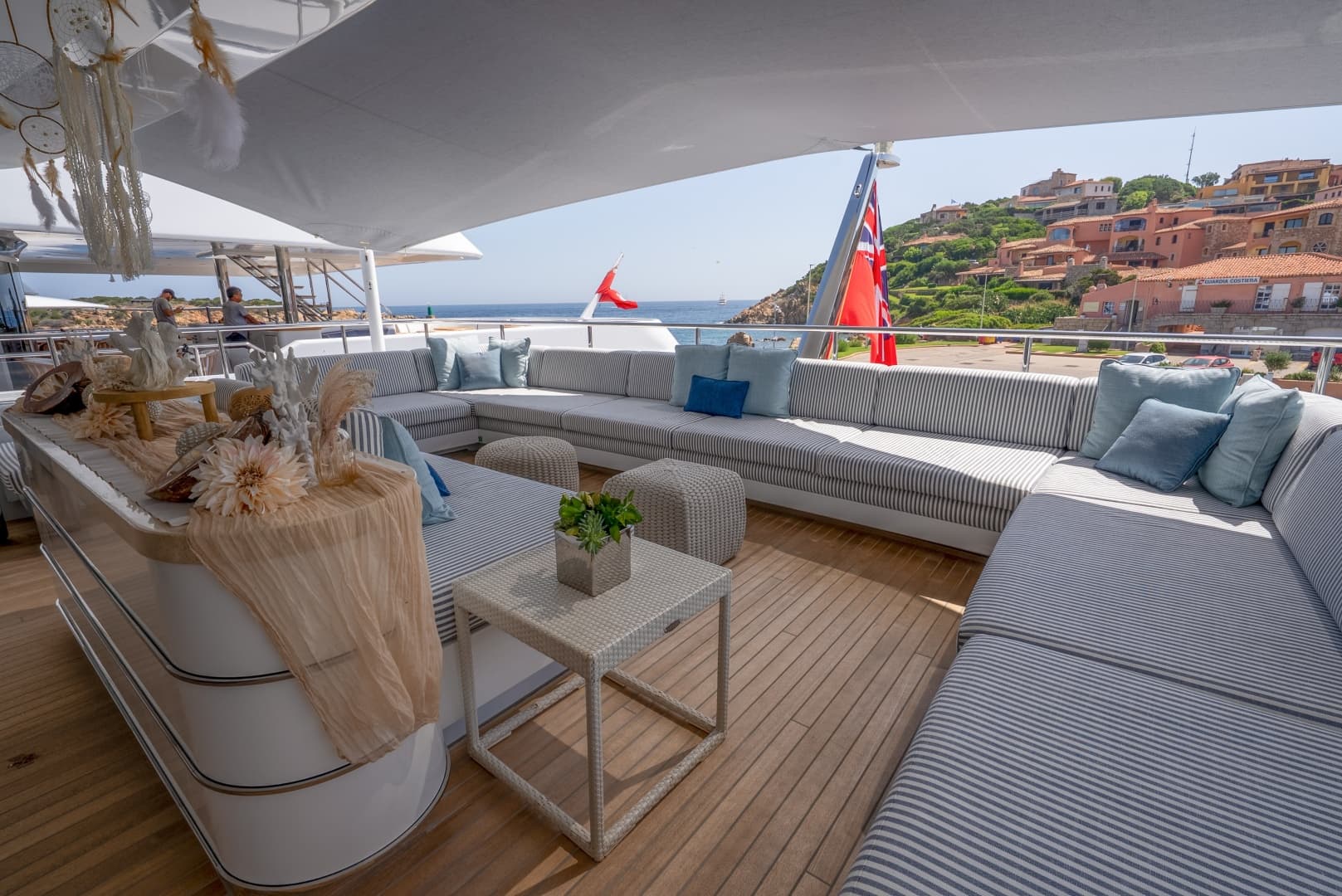 Loon 221' Skylounge Deck Aft Lounge Area (3)