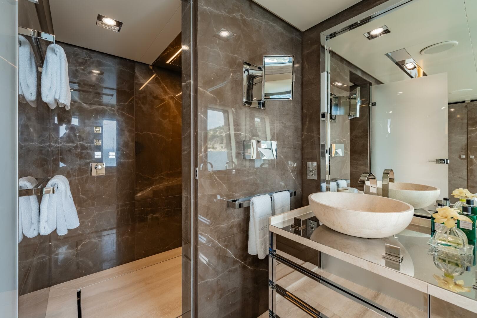 Loon 221'  Main Deck Master Ensuite