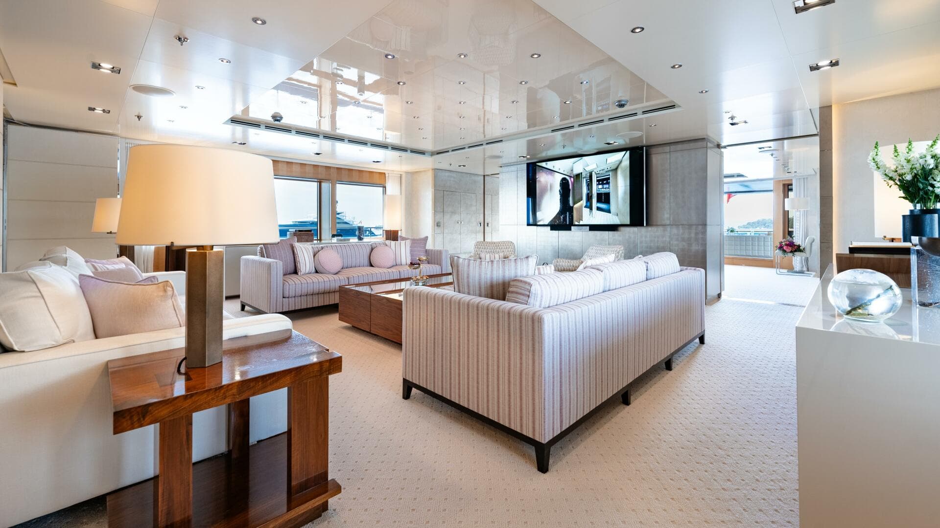 Loon 221'Main Deck Salon