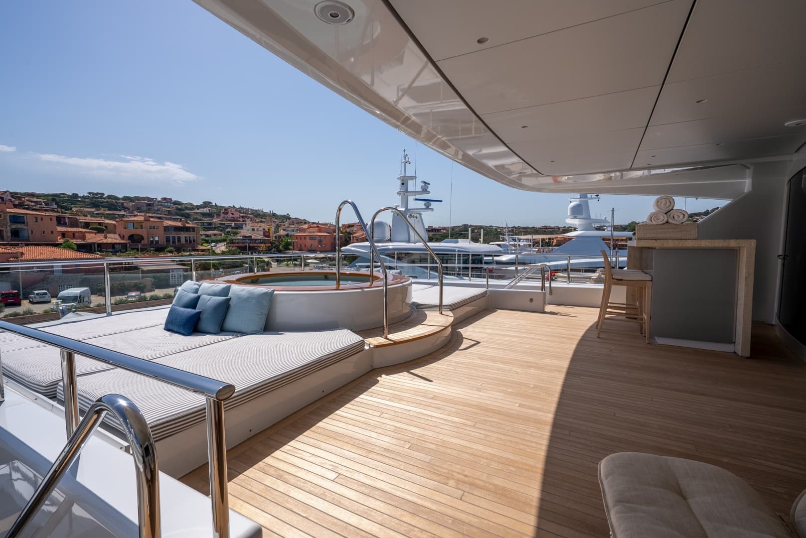 Loon 221' Bridge Deck Aft Jacuzzi and Lounge Area - Bar 