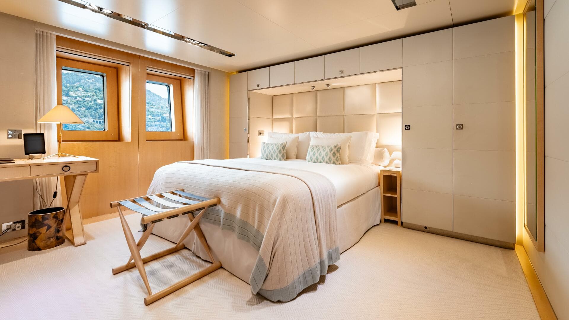 Loon 221' Lower Deck Starboard Fwd. Guest Stateroom