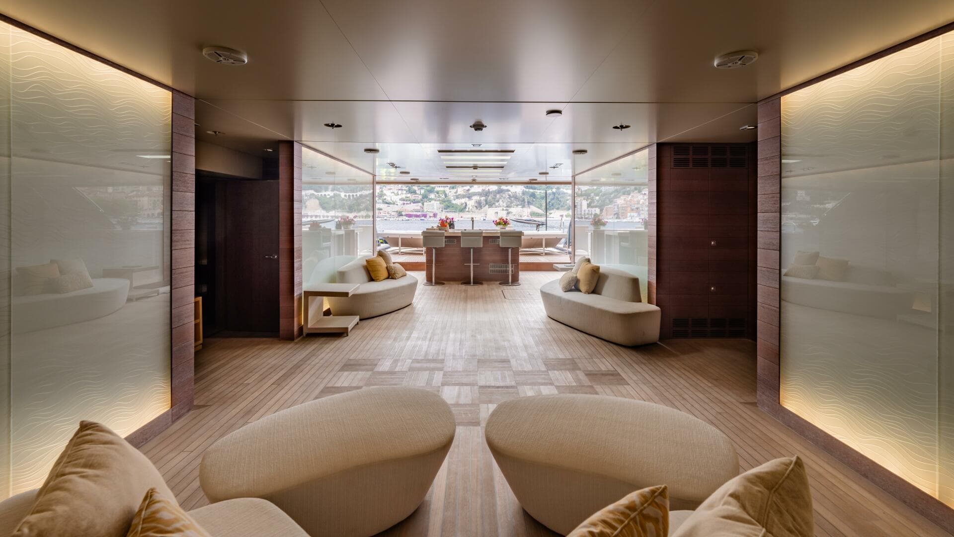 Loon 221' Lower Deck Beach Club