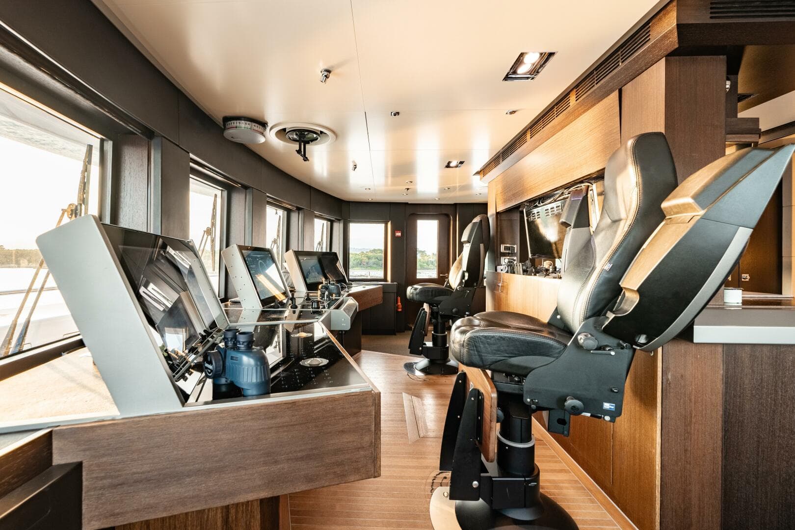 Loon 221' Bridge Deck Pilothouse