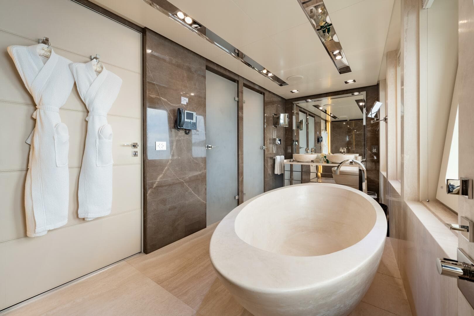 Loon 221' Main Deck Master Ensuite