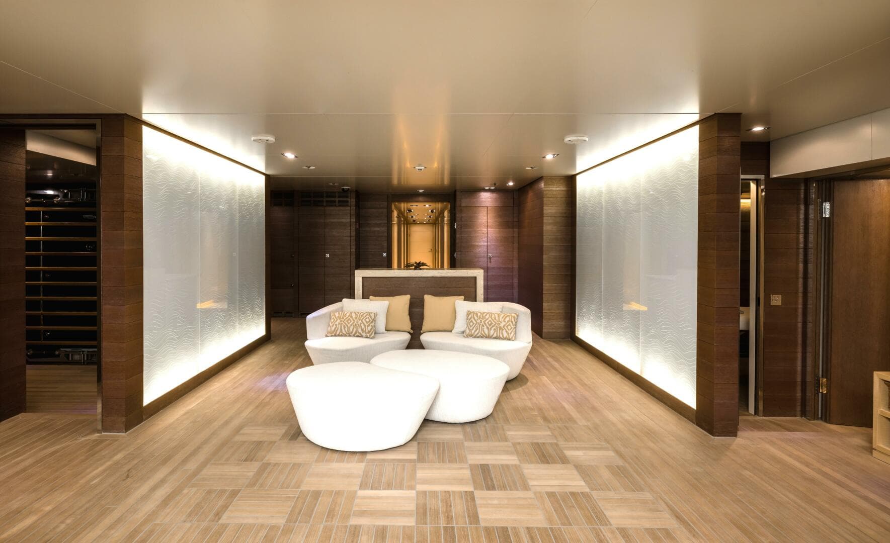 Loon 221' Lower Deck Beach Club Forward View