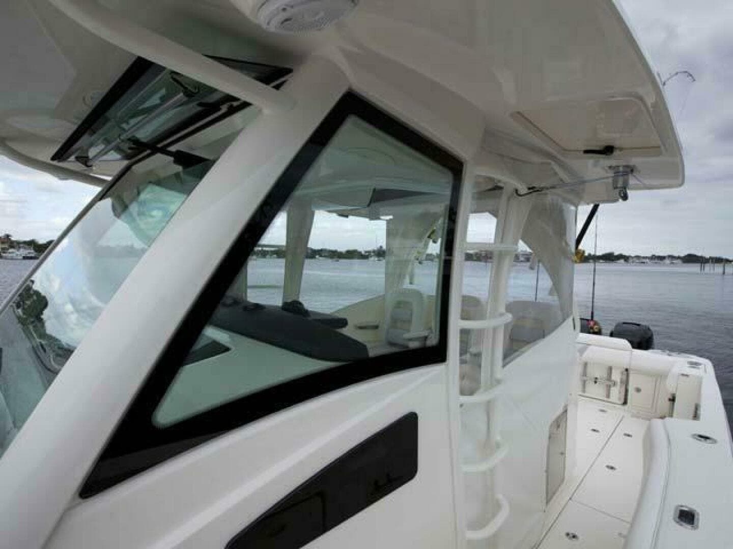 2014 Boston Whaler 370 Outrage