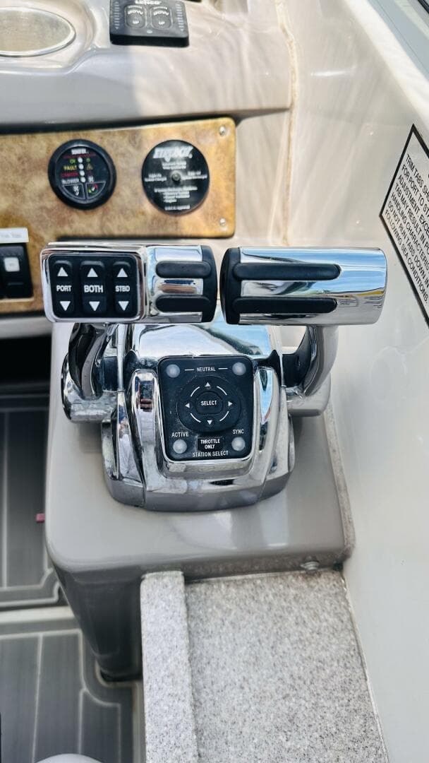 2007 Rinker 350 Express Cruiser
