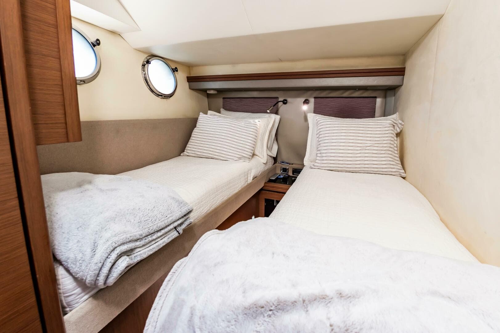 2013 Marquis 63 Sport Yacht