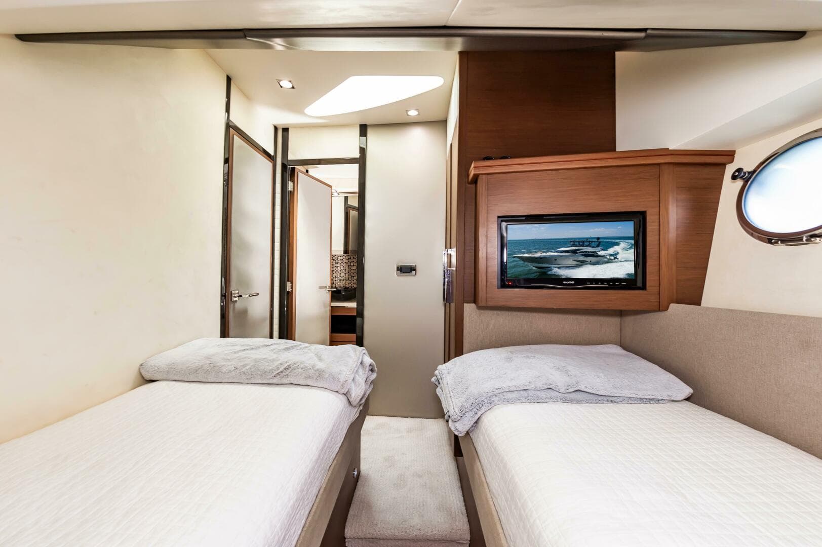 2013 Marquis 63 Sport Yacht