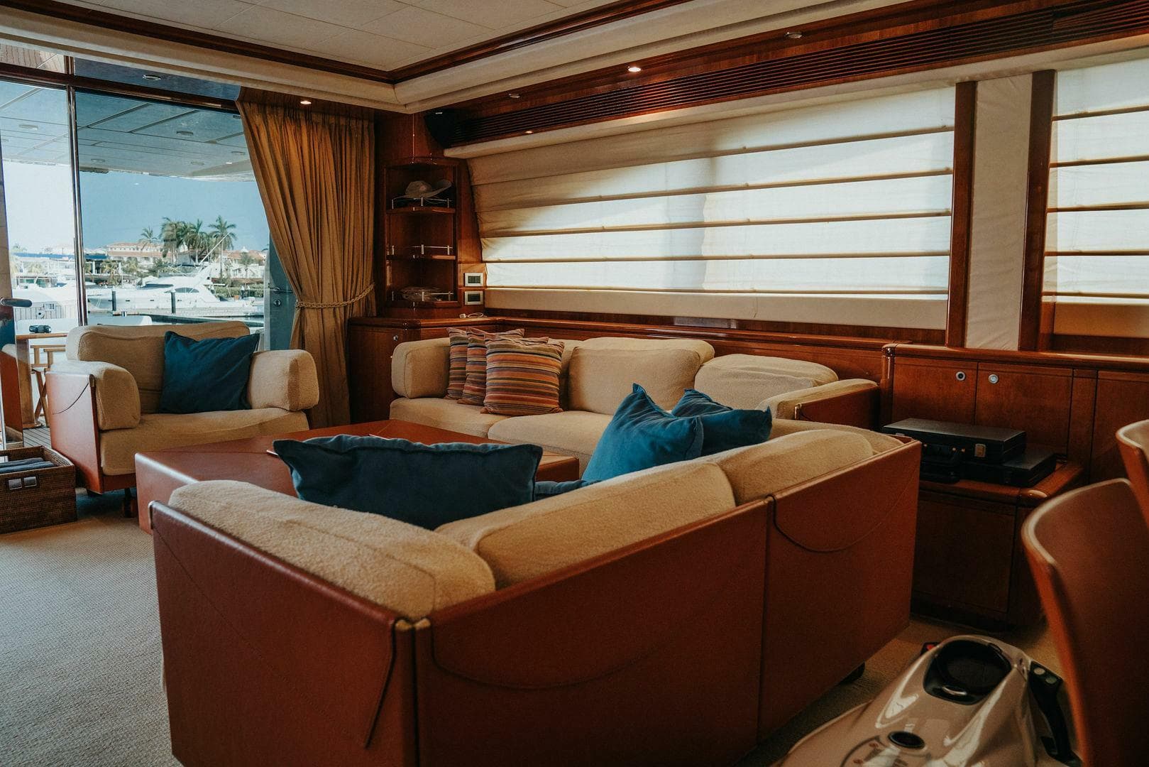 2007 Ferretti Yachts 881