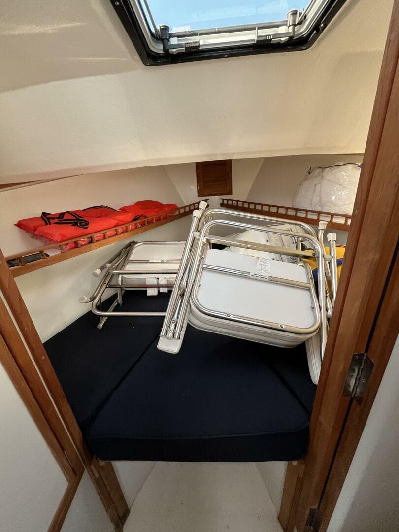 31'Eastern vee berths