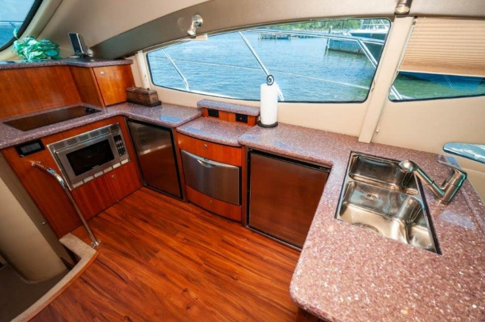  2006 47 Cruisers Galley