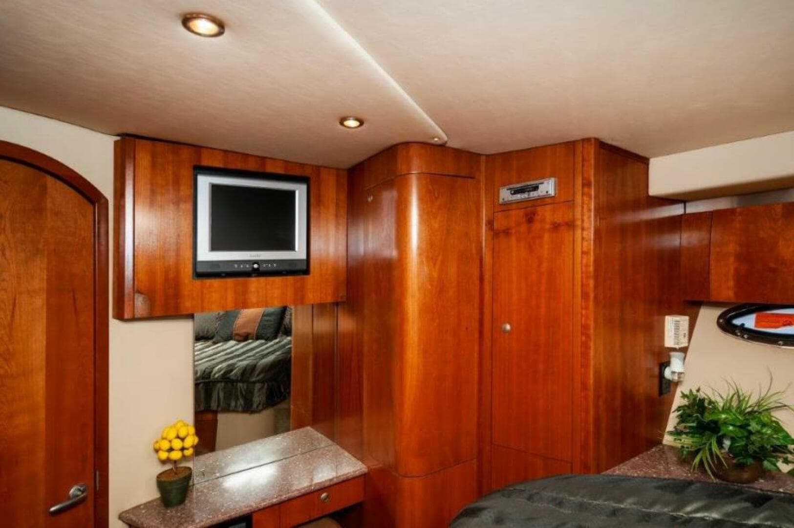  2006 47 Cruisers Master Stateroom