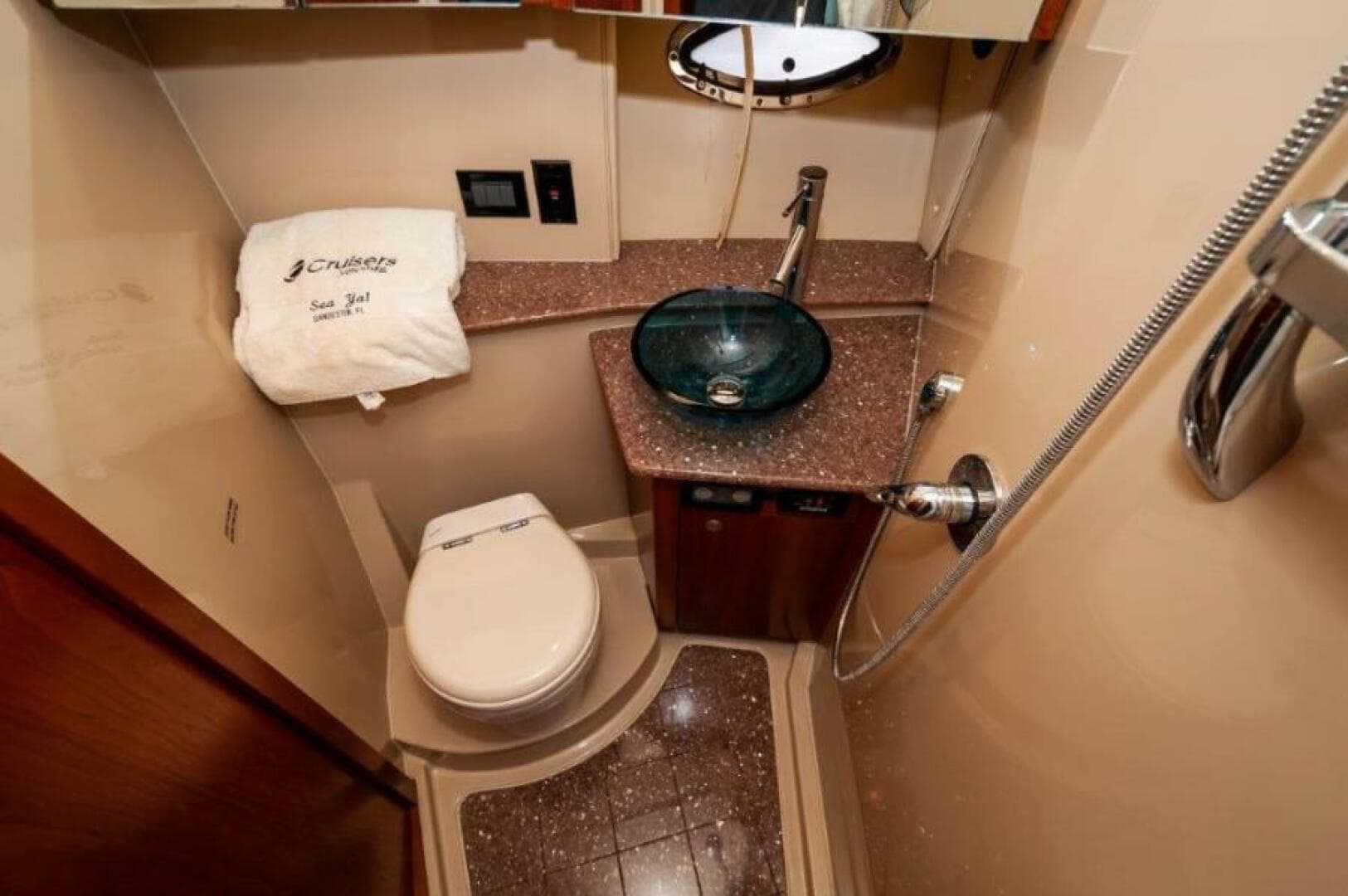  2006 47 Cruisers Guest Head