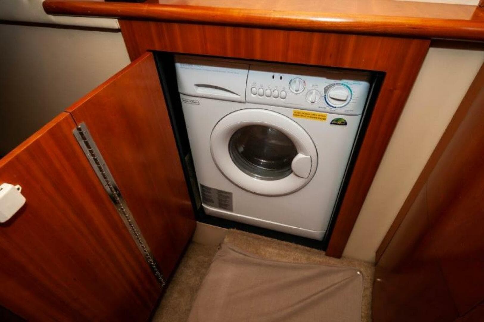  2006 47 Cruisers Laundry