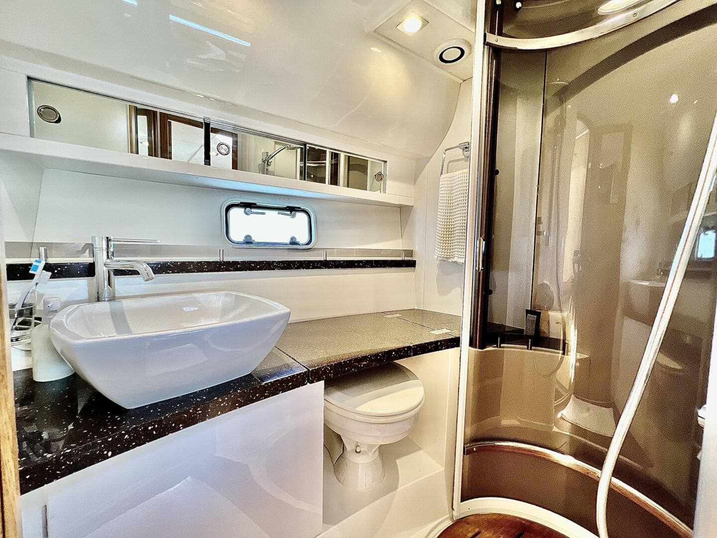 Fairline 38 - Naomi - Head