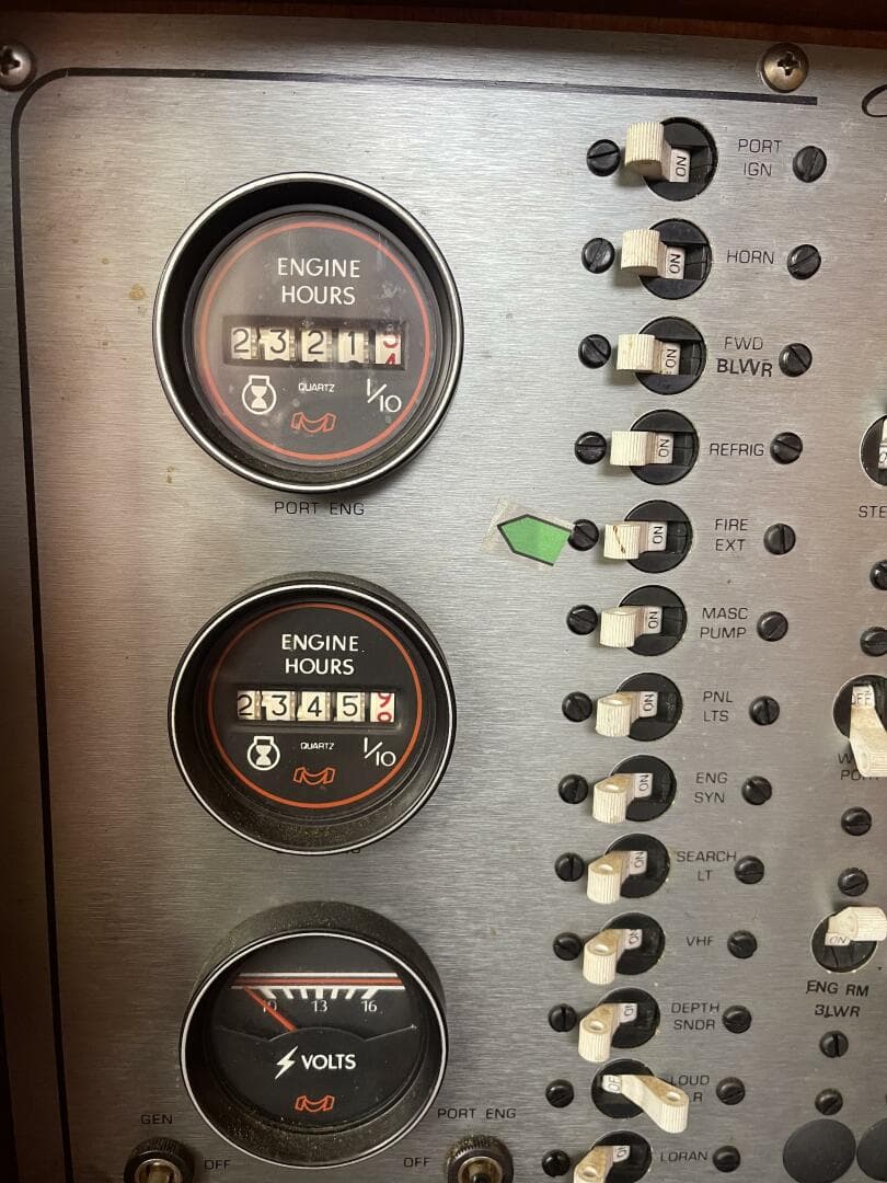 1986 Chris-Craft Commander 422