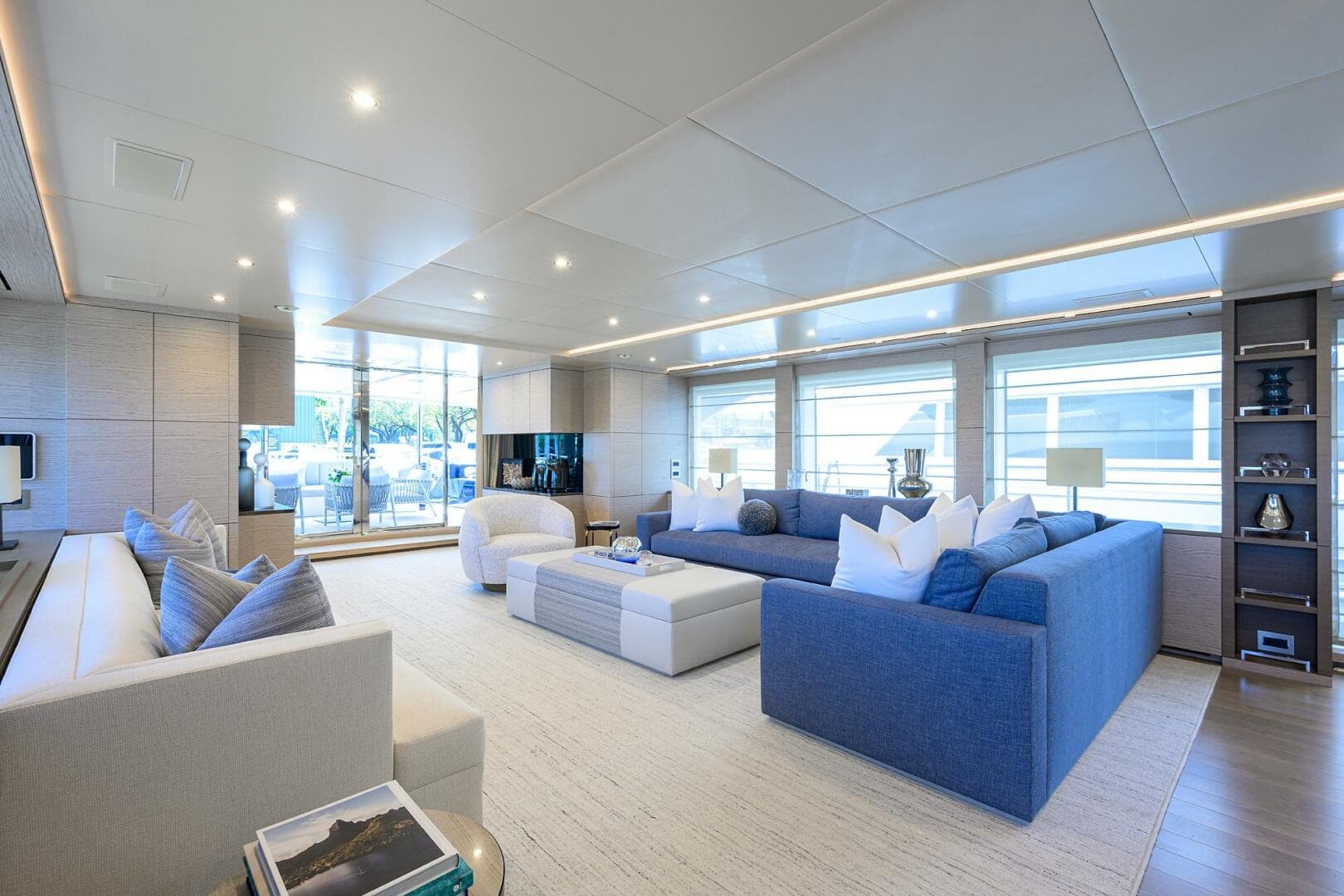 Benetti 132 - Cofina - Interior Salon