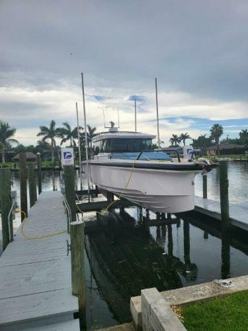 2024 Axopar 37 XC CROSS CABIN