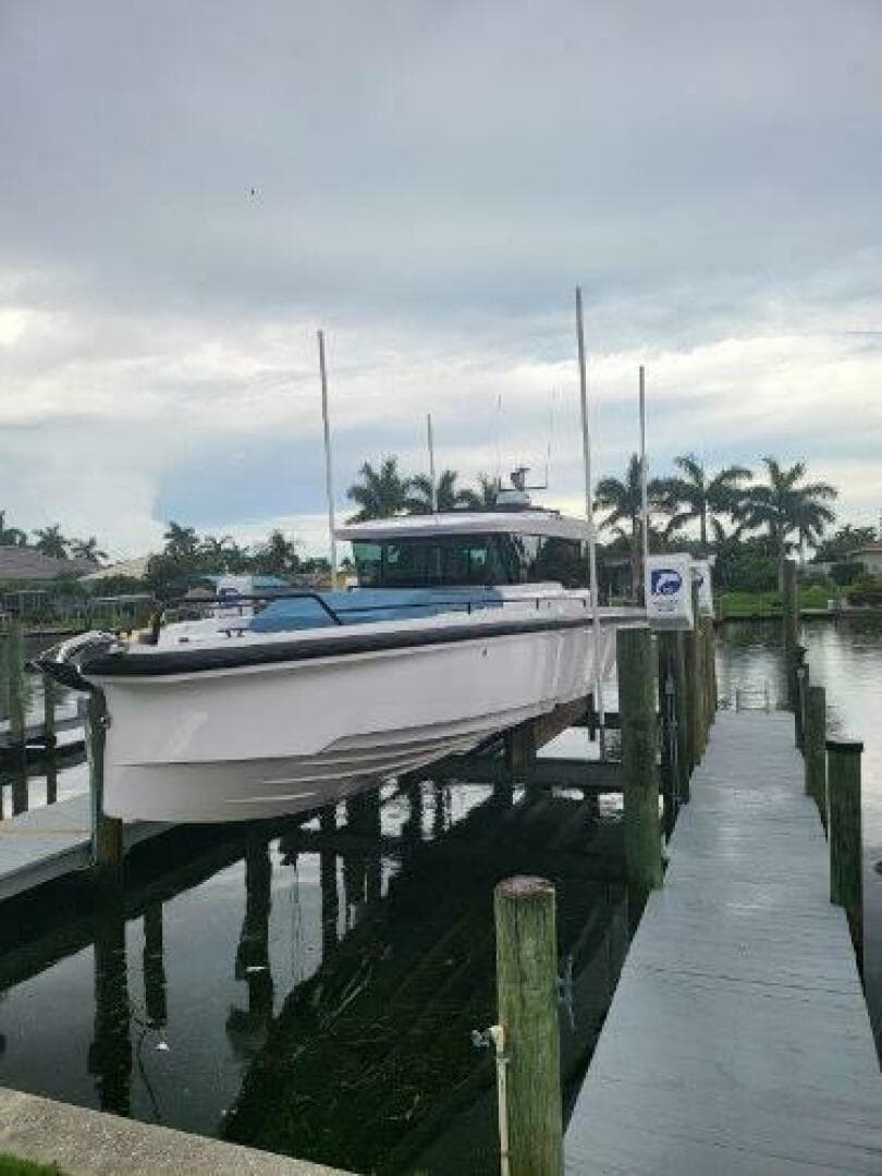 2024 Axopar 37 XC CROSS CABIN