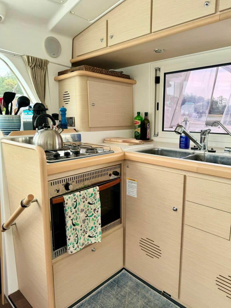 2010-lagoon-440-sail-9479856-20240723110612519-1_XLARGE.jpg
