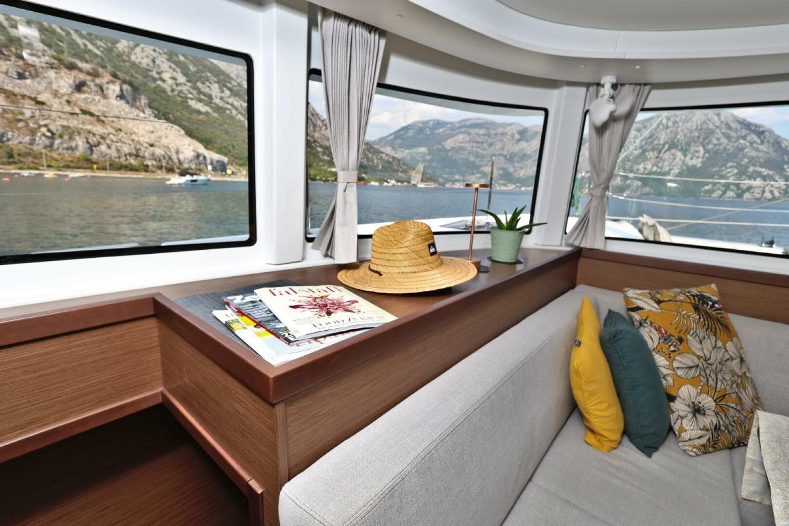 2022-lagoon-42-sail-9525041-20240829062131495-1_XLARGE.jpg