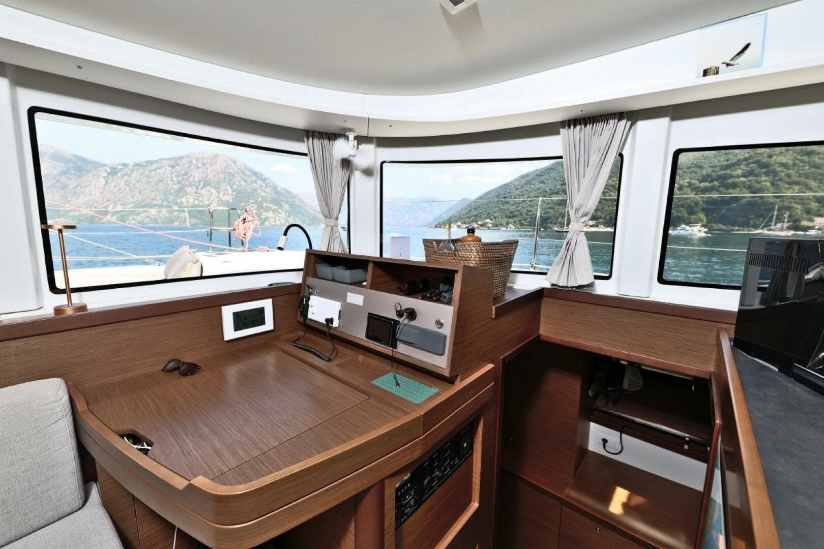 2022-lagoon-42-sail-9525041-20240829061959293-1_XLARGE.jpg