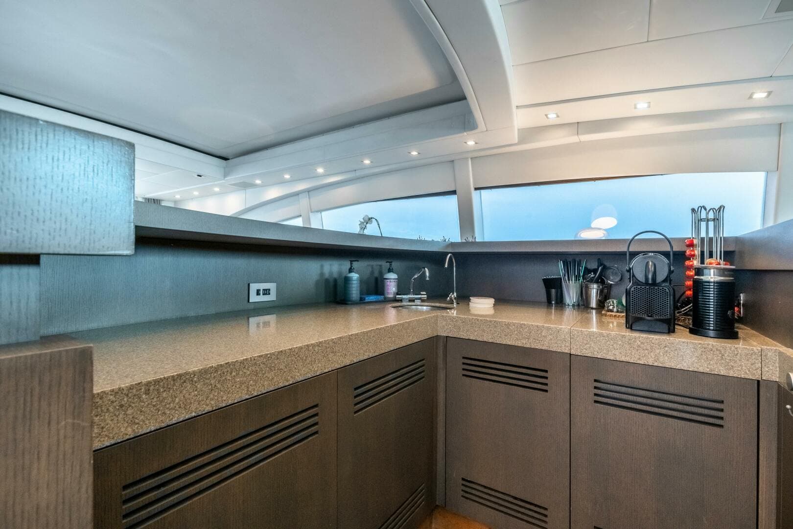 2005 Overmarine Mangusta 108