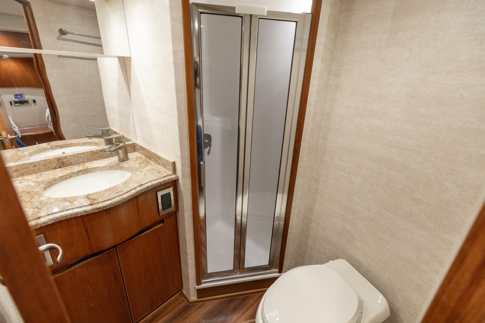2015 Viking 70 Convertible Guest Head