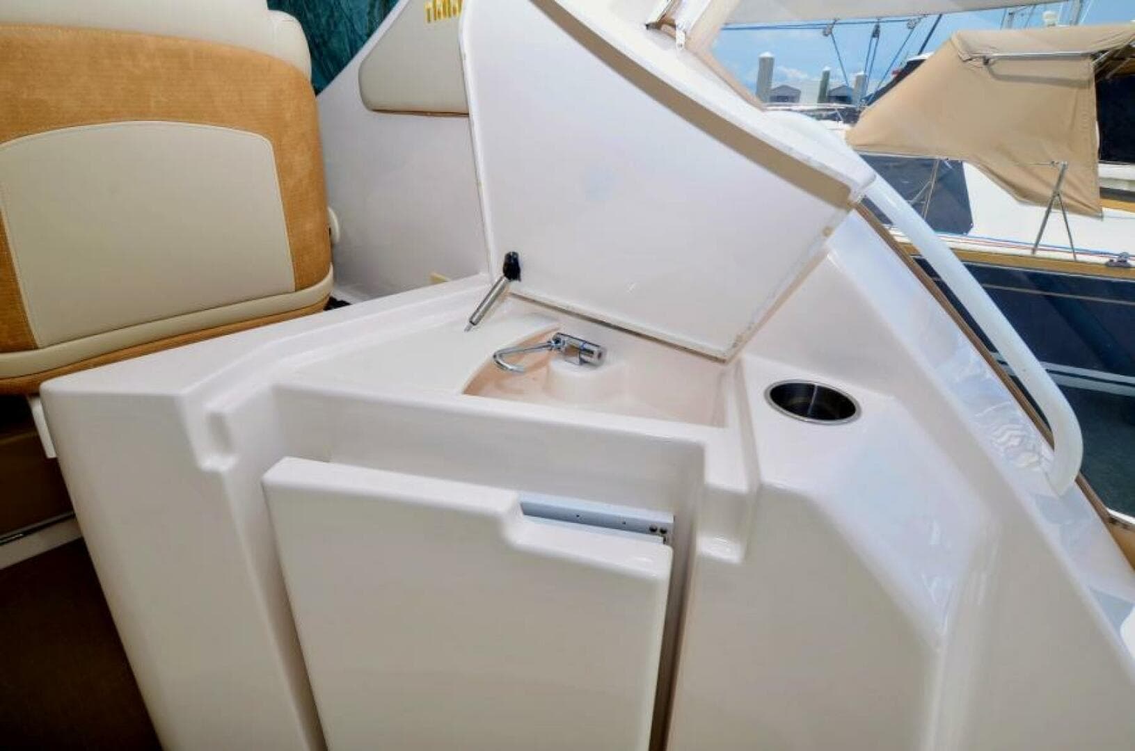 2008 35 Tiara Sovran - Fridge Benefit -Cockpit - Wetbar