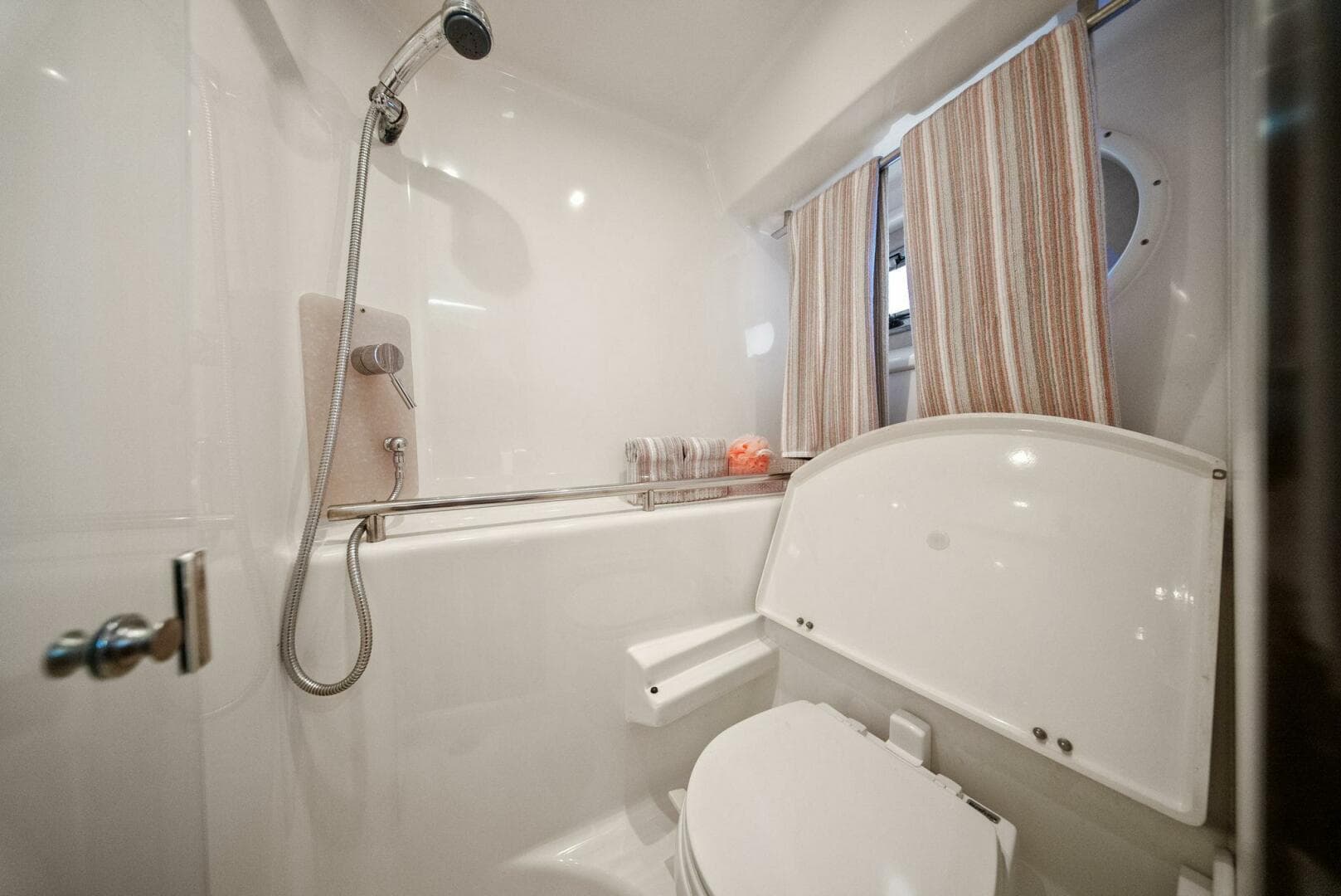 2008 Tiara Yachts 3500 Sovran "Fridge Benefit"