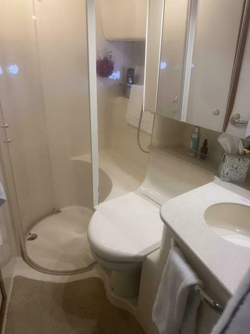 Head W Vanity & Shower