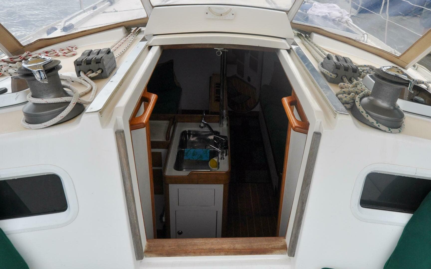 J/42 - Canty - Cockpit - Companionway