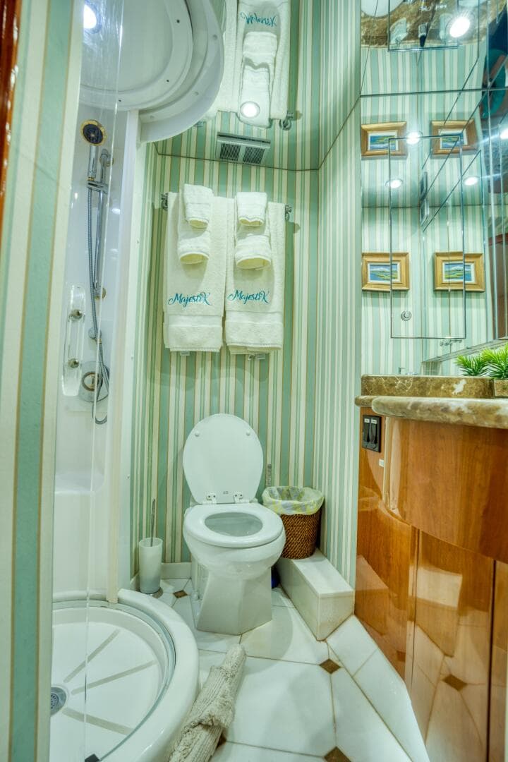 2007 Hatteras Enclosed Bridge