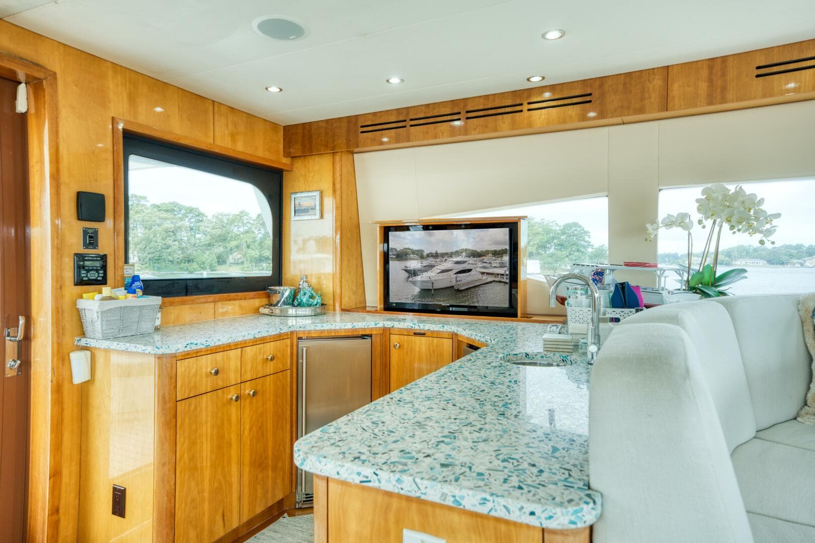 2007 Hatteras Enclosed Bridge