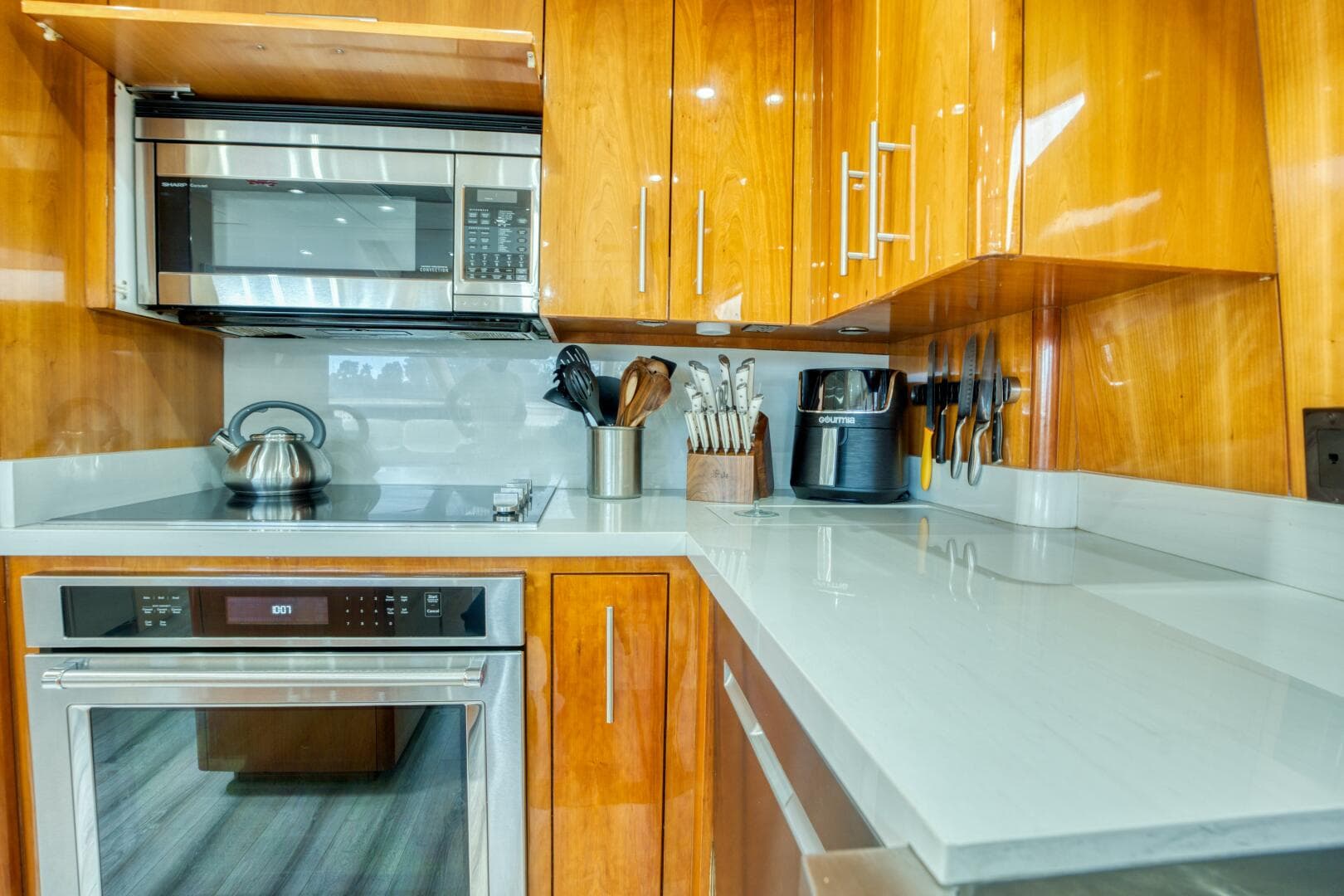 2007 Hatteras Enclosed Bridge