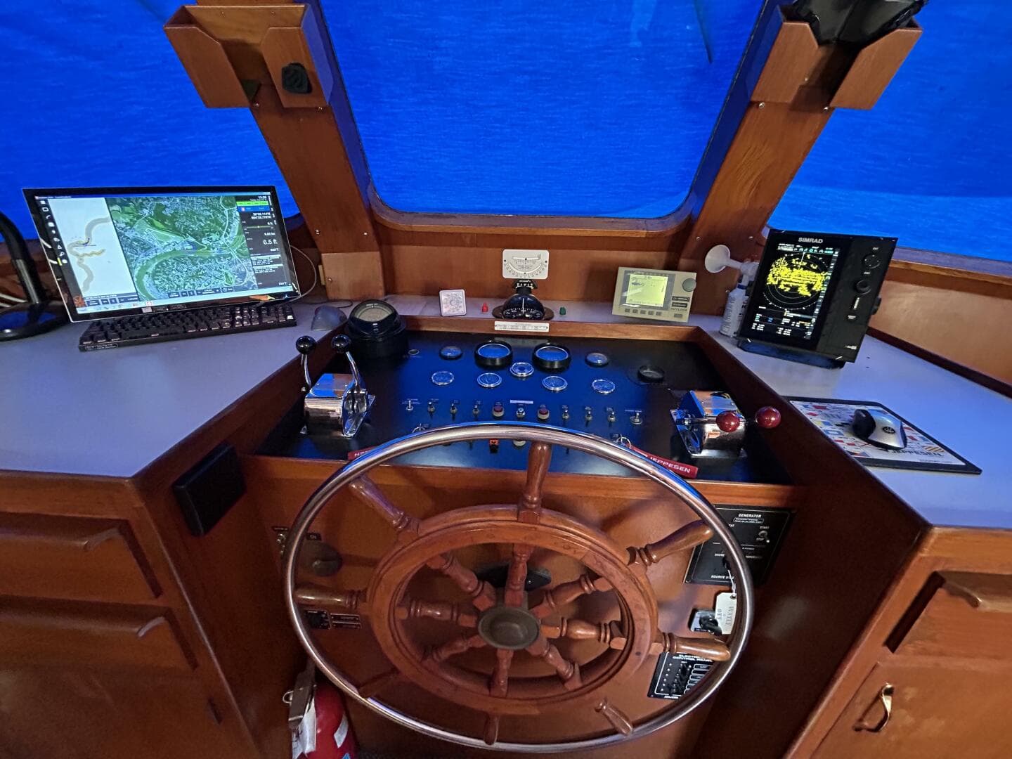 49' DeFever pilothouse helm2