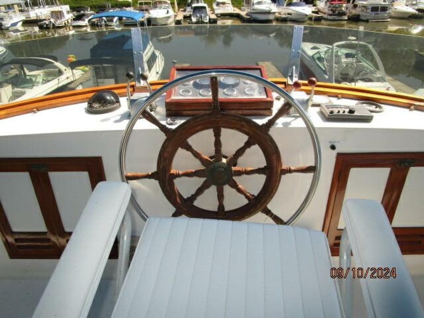 49' DeFever flybridge helm2