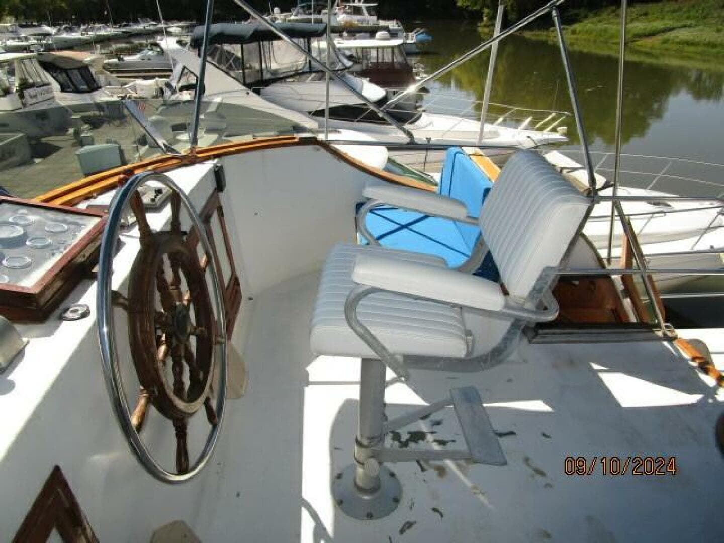 49' DeFever flybridge starboard